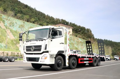 東風(fēng)8*4重型平板運(yùn)輸車_30噸出口型挖機(jī)平板車_特種平板運(yùn)輸車配置參數(shù)