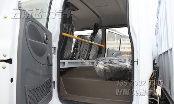 4*4東風卡車,輕型卡車,越野卡車,東風雙排卡車,3噸小型卡車,貨箱4.2米