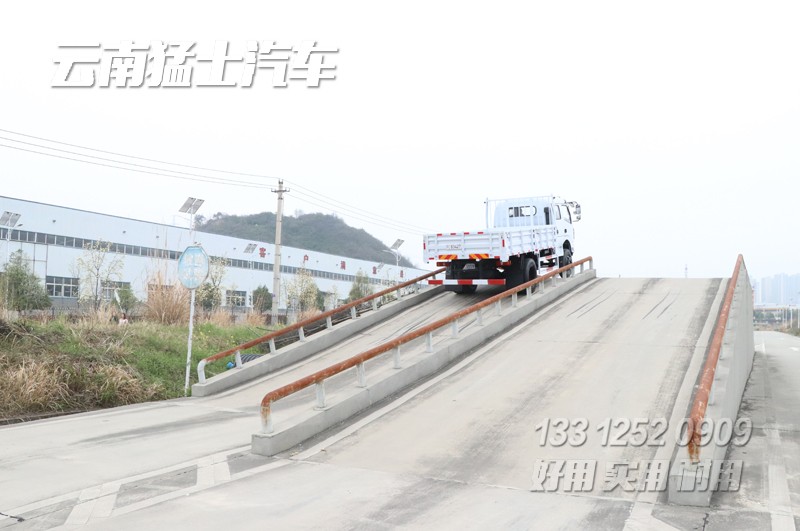 雙排輕卡,出口非洲,十堰泛亞貿易,汽車出口,四驅輕卡