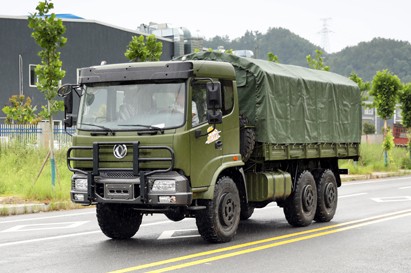 帶蓬布篷桿的六驅(qū)越野卡車_東風(fēng)6*6越野運(yùn)兵車配置_出口用防雨遮陽(yáng)棚貨車